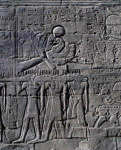 Ramesses II voor de heilige boot, reliëf, binnenmuren van de Grote Hypostyle Hal, Karnak tempelcomplex (Unesco Werelderfgoedlijst) door Egyptian 19th Dynasty