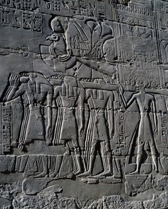Ramesses II voor heilige boot, reliëf, binnenmuren van Grote Hypostyle Hal, Karnak tempelcomplex (Unesco Werelderfgoedlijst) door Egyptian 19th Dynasty