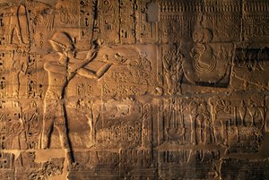 Ramesses II brengt offers voor de heilige boot, Karnak, Egypte