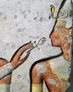 Ramses II tijdens de mondopeningsceremonie, bas-reliëf, van kleine tempel gebouwd door farao in Abydos door Egyptian 19th Dynasty