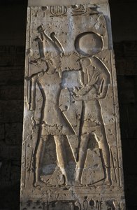 Reliëf dat de farao met god Horus toont, portiek van de Tempel van Seti I