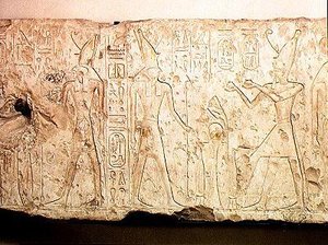 Reliëf met Ramses II (1279-1213 v.Chr.) die rituele offers brengt aan de familie van Osiris, detail van de rechterkant met Ramses die twee flessen wijn aanbiedt aan Horus, uit Abydos, Nieuwe Rijk door Egyptian 19th Dynasty