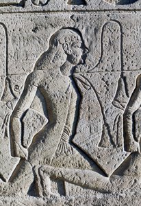 Reliëf met zwarte en Aziatische gevangenen van de Slag bij Kadesh, detail van de basis van tronen op de gevel van de Grote Tempel van Ramses II, Abu Simbel (Unesco Werelderfgoedlijst) door Egyptian 19th Dynasty