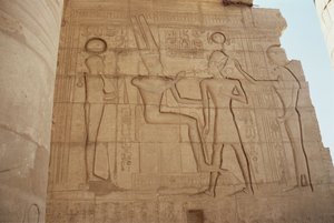 Reliëf dat de leeuwin-hoofdige godin Mut toont die Ramses II presenteert aan een gezeten Amon, die hem een ankh geeft, uit de Grote Hypostyle Hal, Nieuwe Koninkrijk