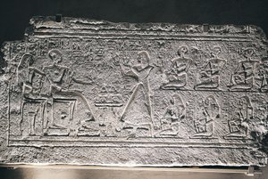Reliëf van Ptahotep en Tauseret uit Saqqara, het paar ontvangt offers van hun oudste zoon Amenheb en andere kinderen