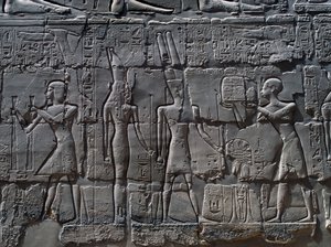 Scènes van offers aan goden, reliëf, binnenmuren van Grote Hypostyle Hal, Karnak tempelcomplex (Unesco Werelderfgoedlijst) door Egyptian 19th Dynasty