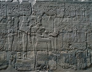 Scènes van offers aan goden, reliëf, binnenmuren van de Grote Hypostyle Hal, Karnak tempelcomplex (Unesco Werelderfgoedlijst) door Egyptian 19th Dynasty