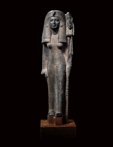 Standbeeld van Koningin Nefertari met Standaard, Nieuwe Koninkrijk, c.1290-1224 v.Chr. door Egyptian 19th Dynasty