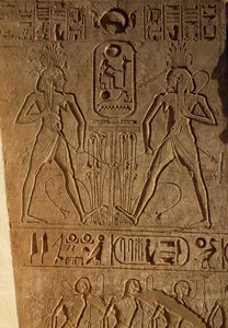 Vereniging van Opper- en Neder-Egypte en cartouche van farao, reliëf op basis van tronen, Tempel van Ramses II, Abu Simbel, Egypte, Nieuwe Rijk, Dynastie XIX door Egyptian 19th Dynasty