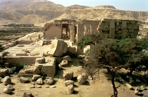 Uitzicht vanaf de top van de eerste pylon met het gevallen kolossus van Ramses II (1279-1213 v.Chr.) in de Eerste Hof, Nieuwe Koninkrijk