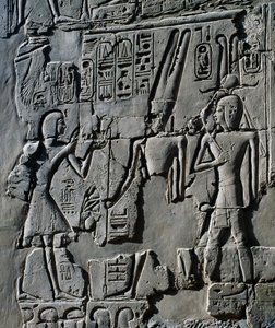 Jonge Ramses II voor God Amon, detail (interieur muren van Grote Hypostyle Hal, Karnak tempelcomplex) door Egyptian 19th Dynasty