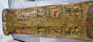Detail van de deksel van de mummie van Nesyamun, mogelijk gevonden in Deir El-Bahri, Nieuwe Koninkrijk, circa 1100 v.Chr. (beschilderd hout)