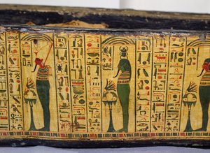 Detail van de buitenste kistbasis van de mummie van Nesyamun, mogelijk gevonden in Deir El-Bahri, Nieuwe Koninkrijk, ca. 1100 v.Chr. door Egyptian 20th Dynasty