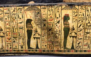 Detail van de buitenste kistbasis van de mummie van Nesyamun, mogelijk gevonden in Deir El-Bahri, Nieuwe Koninkrijk, circa 1100 v.Chr. (beschilderd hout) door Egyptian 20th Dynasty