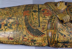 Detail van de buitenste kistdeksel van de mummie van Nesyamun, mogelijk gevonden in Deir El-Bahri, Nieuwe Koninkrijk, c.1100 v.Chr. (beschilderd hout) door Egyptian 20th Dynasty