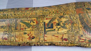Detail van het buitenste kistdeksel van de mummie van Nesyamun, mogelijk gevonden in Deir El-Bahri, Nieuwe Koninkrijk, ca. 1100 v.Chr. door Egyptian 20th Dynasty