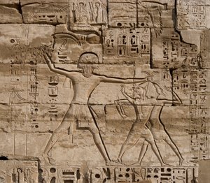 Egyptische antiquiteit: detail van reliëfs die de overwinningen van de Farao over de volkeren van de zee vieren. Begrafenistempel van Ramses III (1187-1156 v.Chr.). Luxor, Medinet Habou, Egypte door Egyptian 20th Dynasty