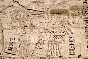 Egyptische oudheid: detail van de reliëfs van de eerste pyloon die de gevangenneming van strijders van de zeevolkeren, vijanden van Ramses III, voorstellen. Dodentempel van Ramses III (1187-1156 v.Chr.). Luxor, Medinet Habou, Egypte