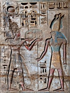 Farao brengt offers aan de god Horus (detail) door Egyptian 20th Dynasty