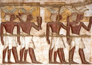 Egyptische oudheid: eerste hof, detail van geschilderde reliëfs die een groep Nubiërs voorstellen die offers brengen aan de farao. Dodentempel van Ramses III (1187-1156 v.Chr.). Luxor, Medinet Habou, Egypte door Egyptian 20th Dynasty