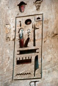 Egyptische oudheid: eerste hof, detail dat een cartouche voorstelt. Begrafenistempel van Ramses III (1187-1156 v.Chr.). Luxor, Medinet Habou, Egypte door Egyptian 20th Dynasty