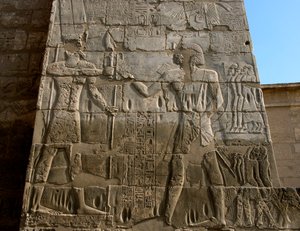 Egyptische oudheden: dodentempel van Ramses III (1187-1156 v.Chr.). Laag reliëf dat de farao voorstelt die de insignes van macht ontvangt uit de handen van Amon. Luxor, Medinet Habou, Egypte