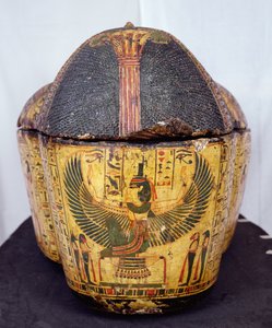 Bovenkant van de kist van de mummie van Nesyamun, mogelijk gevonden in Deir El-Bahri, Nieuwe Koninkrijk, circa 1100 v.Chr. (beschilderd hout) door Egyptian 20th Dynasty