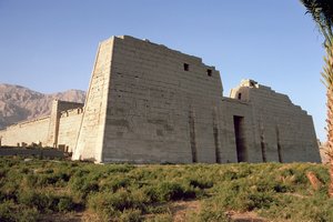 Uitzicht op de Eerste Pylon van de Dodentempel van Ramses III (c.1184-1153 v.Chr.) Nieuwe Koninkrijk door Egyptian 20th Dynasty