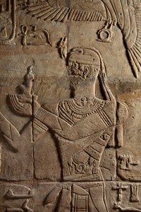 Reliëf op een heiligdom opgericht door farao Taharqa in de hof van de Tempel van Amon gebouwd door hem in Kawa in Nubië, 25e dynastie, late periode, 690-64 v.Chr. (zandsteen) (detail) door Egyptian 25th Dynasty