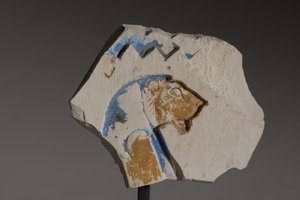 Fragment met een leeuwenkop hiëroglief, Late Periode (beschilderd kalksteen)