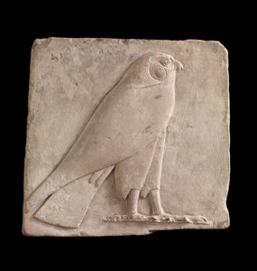 Plaquette met een valk, waarschijnlijk de god Horus, 26e Dynastie of Saïtische periode, 664-525 v.Chr. of later kalksteen
