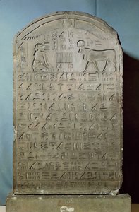 Stèle ter herdenking van de begrafenis van de Apis-stier tijdens het bewind van Ahmose II uit het Serapeum van Saqqara