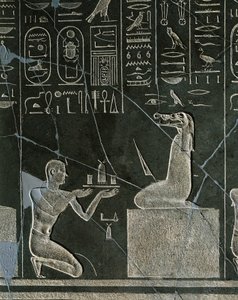Dolerietreliëf van Nectanebo I, koning die een geschenk aanbiedt aan een krokodillenkop demon, uit Heliopolis bij de tempel van Atum