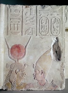 Nectanebo II (360-343 v.Chr.) omarmd door de godin Isis, fragment van een deur, Late Periode, ca. 358-341 v.Chr.