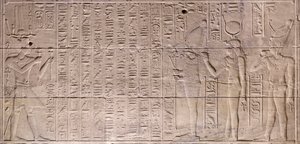 Reliëfs in het binnenheiligdom, Philae-tempel, Aswan, Egypte door Egyptian 30th Dynasty