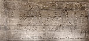 Reliëfs in het binnenste heiligdom, Philae tempel, Aswan, Egypte door Egyptian 30th Dynasty