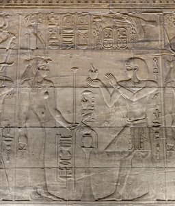 Reliëfs in het binnenste heiligdom, Philae tempel, Aswan, Egypte