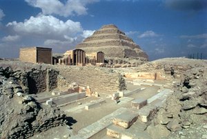 Complex van Djoser inclusief de Trappiramide en de ingang van de omheining, Egyptisch, Oude Rijk