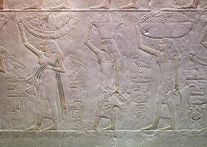 Vrouwen die de domeinen van de dood personifiëren en offers brengen, uit de Mastaba van Akhutotep, Oude Koninkrijk door Egyptian 5th Dynasty