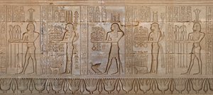 Egyptische oudheden: processie van godheden - Detail van de oostmuur van de tempel van de godin Hathor in Denderah, Egypte door Egyptian 6th Dynasty
