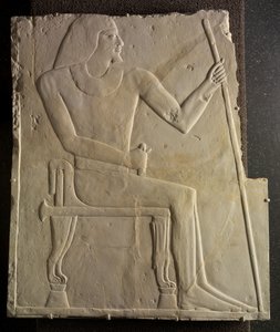 Reliëf van Nyankhnesut zittend, uit Saqqara, ca. 2311-2281 v.Chr.