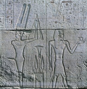 Egypte, Oud Thebe, Luxor, Karnak, reliëf van god Min en Philip III Arrhidaeus in de Grote Tempel van Amon door Egyptian Egyptian