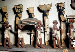 Egyptische oudheid: een gebeeldhouwde groep van beschilderd hout die dienaren voorstelt die offers brengen aan de overledene. Caïro, Egyptisch Museum door Egyptian Egyptian