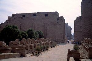 Egyptische oudheid: laan (dromos) van de criosphinx in Karnak, Luxor, Egypte door Egyptian Egyptian