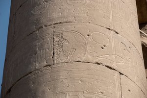 Egyptische oudheid: detail van een zuil met gewist cartouche vanwege de 