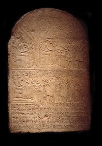 Egyptische antiquiteit: kalkstenen stèle die Pia voorstelt die de krokodillengod Sobek aanbidt, gevolgd door haar zoon Iy-Hebnef die offers brengt aan de god. Uit de tempel van Sobek in Dahamsha door Egyptian Egyptian