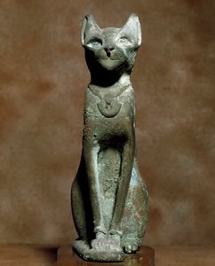 Egyptische oudheid: de godin kat Bastet. Bronzen beeldhouwwerk. Turijn, Egyptisch museum door Egyptian Egyptian