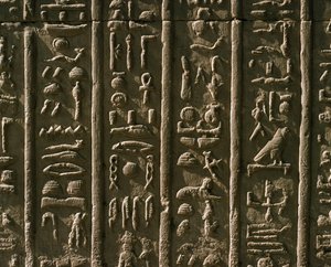 Laag reliëf met hiërogliefen, 51-30 v.Chr. door Egyptian Egyptian