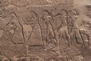 Reliëf van schrijver en gevangene in versterkte tempel van Ramses III in Medinet Habu