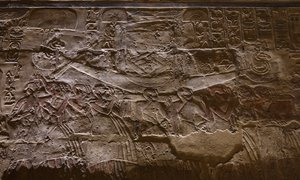 Slaven die een boot dragen, Luxor-tempel door Egyptian Egyptian
